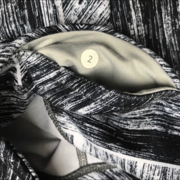 LULULEMON Black & White Print NYC Cropped Legging - Picture 8 of 8